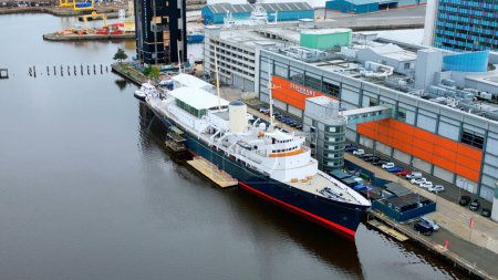 Téléchargez les photos : Royal Yacht Britannia at Ocean Terminal Edinburgh - aerial view - EDINBURGH, UNITED KINGDOM - OCTOBER 04, 2022 - en image libre de droit
