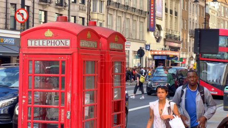 Foto de Cabinas telefónicas en la calle Strand de Londres - LONDRES, REINO UNIDO - 9 DE JUNIO DE 2022 - Imagen libre de derechos