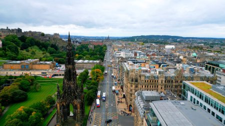 Foto de Scott Memorial in the city center of Edinburgh New Town - travel photography - Imagen libre de derechos
