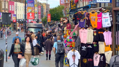 Téléchargez les photos : Amazing Camden High Street avec ses boutiques colorées et folles - LONDRES, ROYAUME-UNI - 9 JUIN 2022 - en image libre de droit