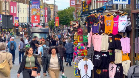 Téléchargez les photos : Amazing Camden High Street avec ses boutiques colorées et folles - LONDRES, ROYAUME-UNI - 9 JUIN 2022 - en image libre de droit