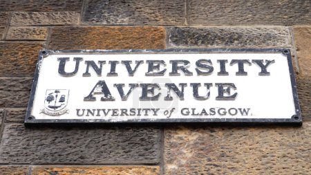 Téléchargez les photos : University Avenue in Glasgow street sign - travel photography - en image libre de droit