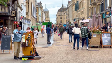 Téléchargez les photos : Musicien de rue à Cornmarket Street Zone piétonne à Oxford - OXFORD, ROYAUME-UNI - 10 JUIN 2022 - en image libre de droit