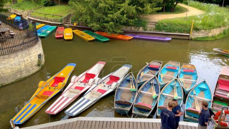 Foto de Alquiler de barcos en el río Támesis en Oxford - OXFORD, REINO UNIDO - 10 de junio de 2022 - Imagen libre de derechos