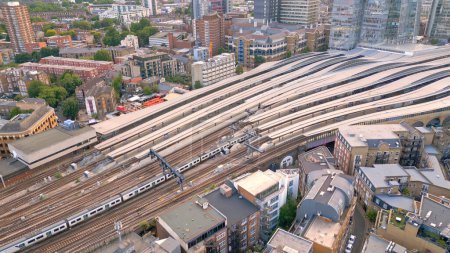 Téléchargez les photos : London Bridge station from above - train coming in - travel photography - en image libre de droit