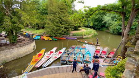 Foto de Alquiler de barcos en el río Támesis en Oxford - OXFORD, REINO UNIDO - 10 de junio de 2022 - Imagen libre de derechos