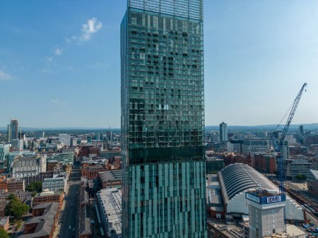 Foto de Hilton Hotel in Beetham Tower in Manchester Deansgate - MANCHESTER, UNITED KINGDOM - AUGUST 16, 2022 - Imagen libre de derechos