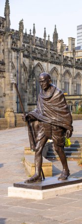 Foto de Mahatma Gandhi statue in the city of Manchester - MANCHESTER, UNITED KINGDOM - AUGUST 15, 2022 - Imagen libre de derechos
