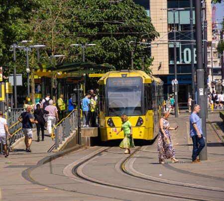 Téléchargez les photos : Station de tramway St Peters Square - MANCHESTER, ROYAUME-UNI - 15 AOÛT 2022 - en image libre de droit