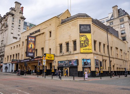 Téléchargez les photos : Palace Theatre in Manchester playing We Will Rock You musical - MANCHESTER, UNITED KINGDOM - AUGUST 15, 2022 - en image libre de droit