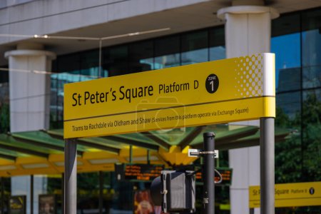 Téléchargez les photos : Station de tramway St Peters Square - MANCHESTER, ROYAUME-UNI - 15 AOÛT 2022 - en image libre de droit