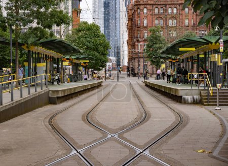 Téléchargez les photos : Station de tramway St Peters Square à Manchester - MANCHESTER, ROYAUME-UNI - 15 AOÛT 2022 - en image libre de droit