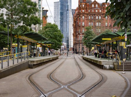 Téléchargez les photos : Station de tramway St Peters Square à Manchester - MANCHESTER, ROYAUME-UNI - 15 AOÛT 2022 - en image libre de droit