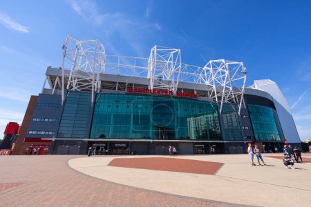 Foto de The football stadium of Manchester United - Old Trafford - MANCHESTER, UNITED KINGDOM - AUGUST 15, 2022 - Imagen libre de derechos