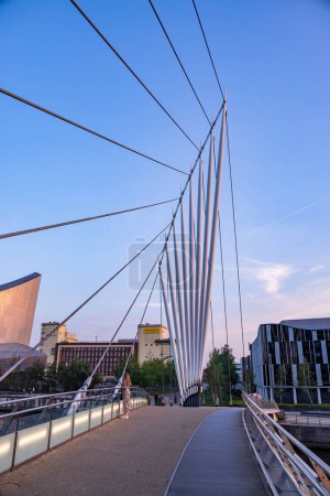 Téléchargez les photos : Media City Footbridge on sunset - MANCHESTER, UNITED KINGDOM - AUGUST 15, 2022 - en image libre de droit