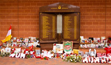 Foto de Memorial at Anfield Stadium FC Liverpool - LIVERPOOL, UNITED KINGDOM - AUGUST 16, 2022 - Imagen libre de derechos