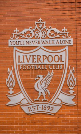 Foto de FC Liverpool Logo on the wall of Anfield stadium - LIVERPOOL, UNITED KINGDOM - AUGUST 16, 2022 - Imagen libre de derechos