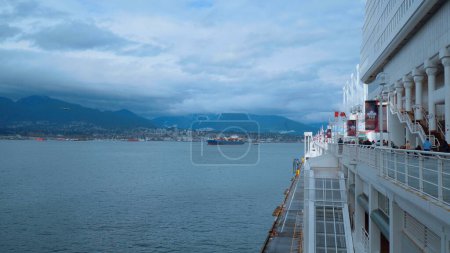 Téléchargez les photos : The waterfront walk at Canada Place Vancouver - CITY OF VANCOUVER, CANADA - APRIL 12, 2017 - en image libre de droit
