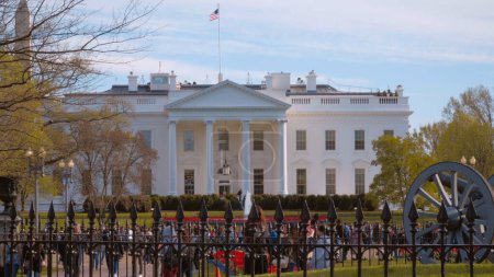 Foto de The White House in Washington - home and office of the US President - WASHINGTON, UNITED STATES - APRIL 8, 2017 - Imagen libre de derechos