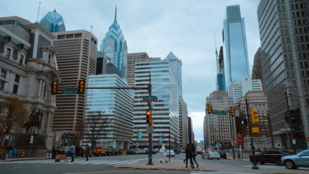 Foto de Street corner at Philadelphia city center - PHILADELPHIA, UNITED STATES - APRIL 6, 2017 - Imagen libre de derechos