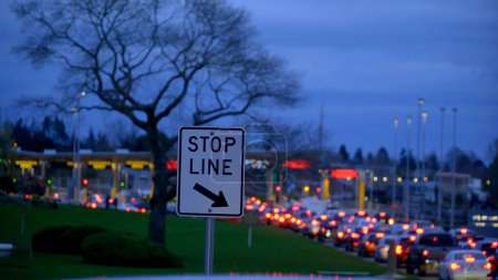 Téléchargez les photos : Traffic jam at the border from Canada to the United States - CITY OF VANCOUVER, CANADA - APRIL 12, 2017 - en image libre de droit