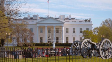 Foto de Front of The White House in Washington - home and office of the US President - WASHINGTON, UNITED STATES - APRIL 8, 2017 - Imagen libre de derechos