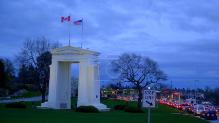 Téléchargez les photos : The Canadian - US Border near Vancouver - CITY OF VANCOUVER, CANADA - APRIL 12, 2017 - en image libre de droit
