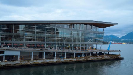 Téléchargez les photos : Burrard Landing and Convention Center in Vancouver - CITY OF VANCOUVER, CANADA - APRIL 12, 2017 - en image libre de droit
