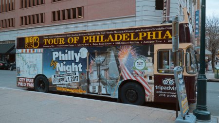 Téléchargez les photos : Tour of Philadelphia - sightseeing tour bus in the city - PHILADELPHIA, UNITED STATES - APRIL 6, 2017 - en image libre de droit