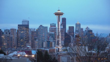 Foto de Seattle and Space needle - amazing view from Kerry Park - SEATTLE, WASHINGTON - APRIL 11, 2017 - Imagen libre de derechos