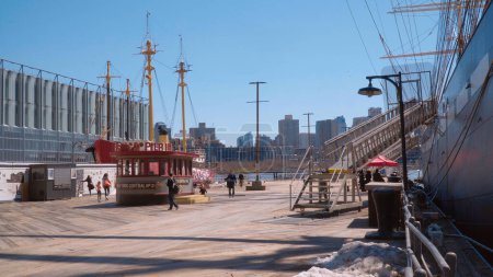 Téléchargez les photos : Pier 16 at Manhattan New York - NEW YORK CITY, UNITED STATES - APRIL 2, 2017 - en image libre de droit