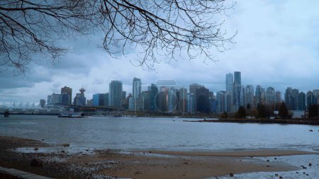 Téléchargez les photos : The skyline of Vancouver harbourfront - dramatic sky - travel photography - en image libre de droit