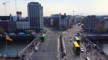 Foto de O Connell Bridge in the city center of Dublin - view from above by drone - Imagen libre de derechos