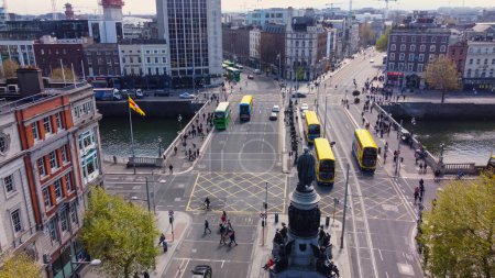 Foto de O Connell Bridge in the city center of Dublin - view from above by drone - Imagen libre de derechos