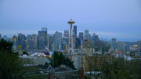 Foto de Seattle and Space needle - amazing view from Kerry Park - SEATTLE, WASHINGTON - APRIL 11, 2017 - Imagen libre de derechos