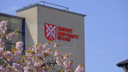 Foto de Queens University Belfast - BELFAST, UNITED KINGDOM - APRIL 24, 2022 - Imagen libre de derechos