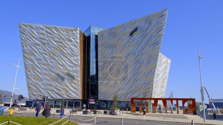 Foto de Modern Titanic building in the city of Belfast - BELFAST, UNITED KINGDOM - APRIL 24, 2022 - Imagen libre de derechos