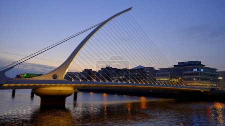 Foto de Puente Samuel Beckett sobre el río Liffey en Dublín - hermosa vista de la noche - Irlanda viajes fotografía - Imagen libre de derechos