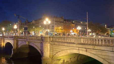 Foto de O Connell Bridge in Dublin by night - travel photography - CITY OF DUBLIN, IRELAND - APRIL 20, 2022 - Imagen libre de derechos
