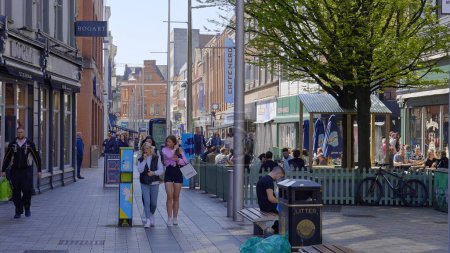 Foto de Pedestrian zone in the city center of Belfast - BELFAST, UNITED KINGDOM - APRIL 25, 2022 - Imagen libre de derechos