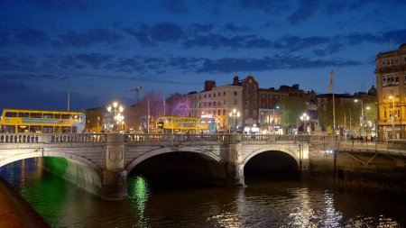 Foto de O Connell Bridge in Dublin by night - travel photography - CITY OF DUBLIN, IRELAND - APRIL 20, 2022 - Imagen libre de derechos
