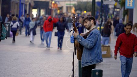 Foto de Street musician at Grafton Street Dublin - a popular place for buskers - CITY OF DUBLIN, IRELAND - APRIL 20, 2022 - Imagen libre de derechos