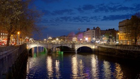 Foto de O Connell Bridge in Dublin by night - travel photography - Ireland travel photography - Imagen libre de derechos