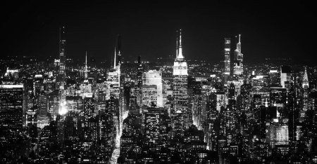 Téléchargez les photos : Vue aérienne de Manhattan avec Empire State building la nuit - NEW YORK, ÉTATS-UNIS - 14 FÉVRIER 2023 - en image libre de droit