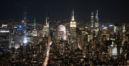 Foto de Vista aérea de Manhattan con edificio Empire State por la noche - NUEVA YORK, ESTADOS UNIDOS - 14 DE FEBRERO DE 2023 - Imagen libre de derechos