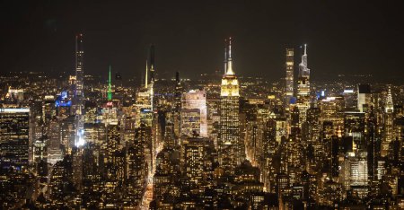 Téléchargez les photos : Vue aérienne de Manhattan avec Empire State building la nuit - NEW YORK, ÉTATS-UNIS - 14 FÉVRIER 2023 - en image libre de droit