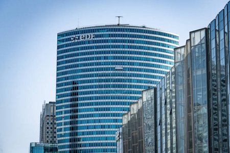 Téléchargez les photos : Immeuble de bureaux EDF à Paris La Défense - PARIS, FRANCE - 4 SEPTEMBRE 2023 - en image libre de droit