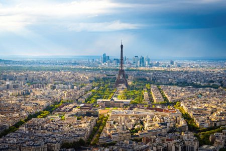 Foto de La famosa Torre Eiffel de París - vista aérea sobre la ciudad - PARÍS, FRANCIA - 4 DE SEPTIEMBRE DE 2023 - Imagen libre de derechos