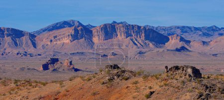 Foto de El paisaje típico con rocas rojas y areniscas en el desierto de Arizona - fotografía de viaje - Imagen libre de derechos