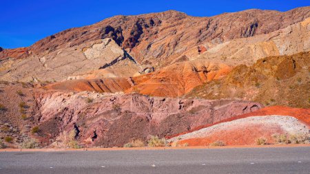 Foto de El paisaje típico con rocas rojas y areniscas en el desierto de Arizona - fotografía de viaje - Imagen libre de derechos